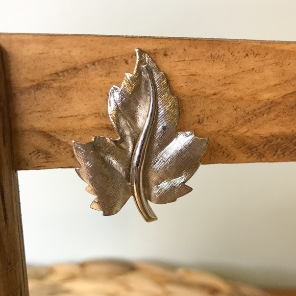 Vintage Beraère Silver Leaf Clip-On Earrings - Picture 2 of 6